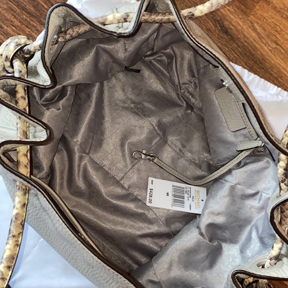 Michael Kors handbag ✨ includes FREE MK wristlet - Picture 8 of 12